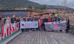 Genç iletişimciler fidan dikti