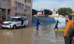 Yağış İskenderun'da okul bahçesini göle çevirdi...