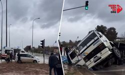 Hassa’da damacana su yüklü kamyonet devrildi…