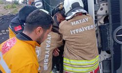 Samandağ’da kaza yapan kamyon yan yattı!