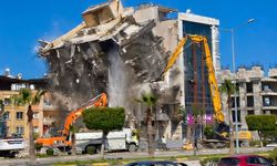 Hasarlı 6 Katlı Bina saniyeler içinde yıkıldı…