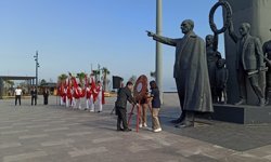 Atanın manevi huzuruna 23 Nisan saygı çelengi…