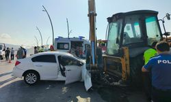 Arsuz’da Kepçe ile Otomobil Çarpıştı: 1 Yaralı!
