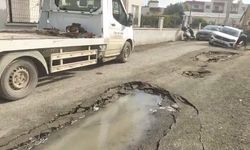 Arsuz’da Yol Çöktü, Araçlar Çamura Saplandı!