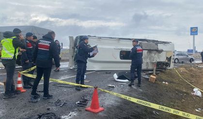 Hatay’dan yola çıkan tur otobüsü Niğde’de devrildi…