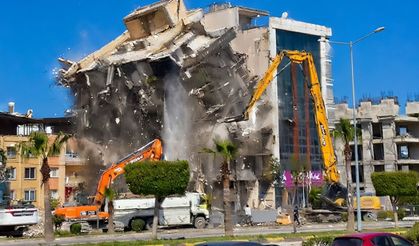 Hasarlı 6 Katlı Bina saniyeler içinde yıkıldı…