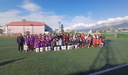 Sokaklar Bizim Futbol Turnuvasında Ödüllerini aldılar