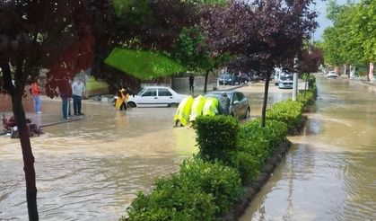 Ekipler Sel Altında Kalan Araçların İmdadına Koştu