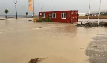 Yağış Arsuz-İskenderun Yolunu Su Altında Bıraktı