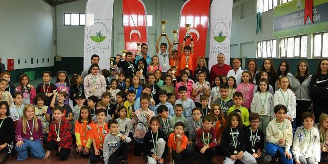 Bursa Osmangazi'de tenis tutkunları performanslarını sergiledi