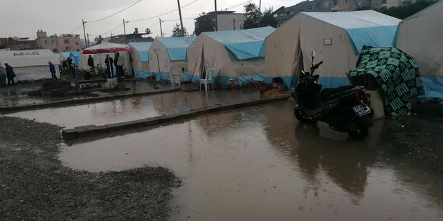 İskenderun'da çadır kentlerde, çadırları su bastı!