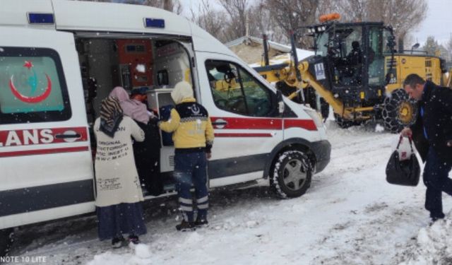 Karda yolları kapanan köyde ölüm kalım savaşı