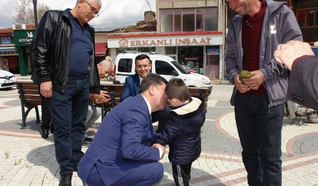 CHP’li Tüzün Pazaryeri'nde vatandaşla bayramlaştı