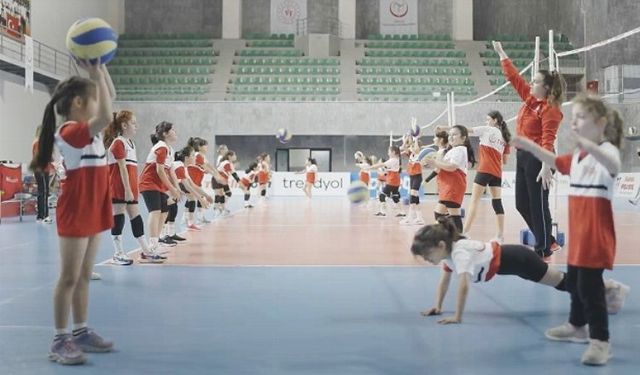 Deprem çocukları voleybolla gülecek