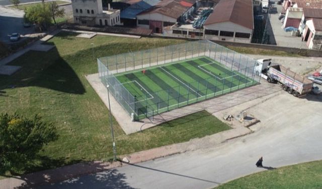 Kayseri Melikgazi'den gençlere futbol sahası