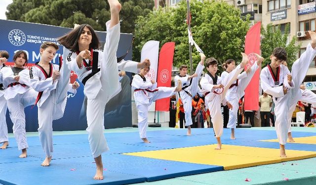 19 Mayıs Bergama'da törenle kutlandı