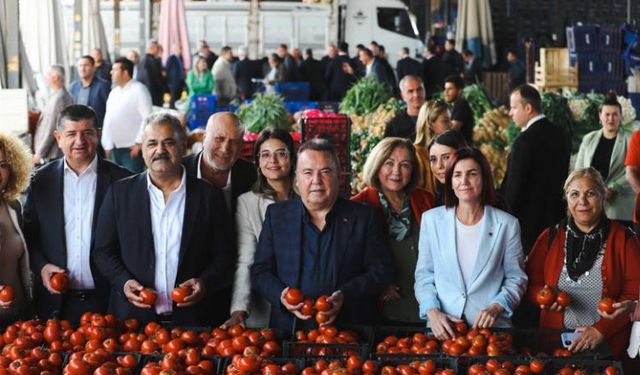 Başkan Böcek’ten hal esnafına ziyaret