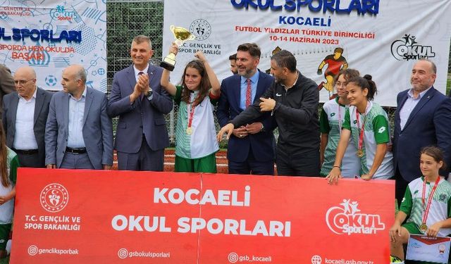 Gölcük'te ortaokullu kızlardan gururlandıran şampiyonluk