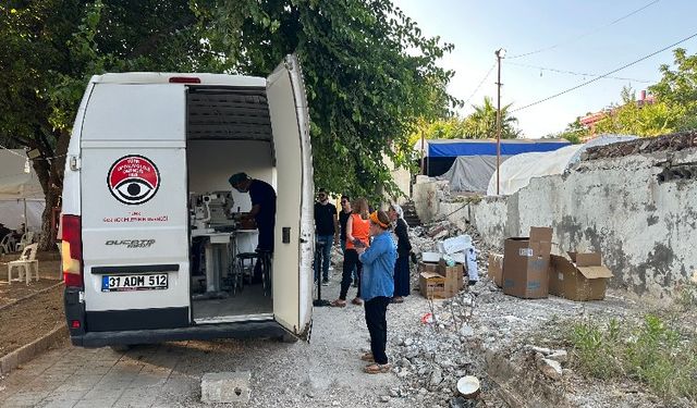 Gönüllü göz hekimlerinden afetzedelere mobil muayene