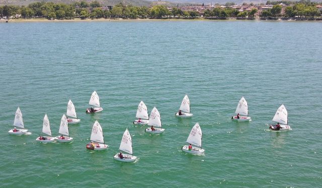 İznik Gölü'nde yelkenler 1 Temmuz için yarıştı