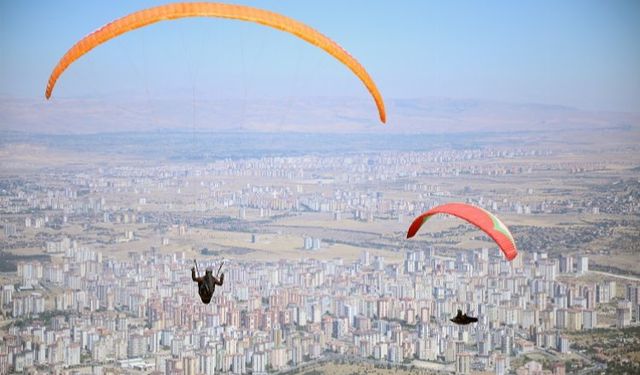 Ali Dağı'nda Yamaç Paraşütü heyecanı