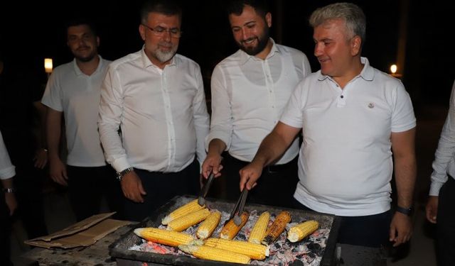 Milletvekili Canbey'den gençlere mısır kebap