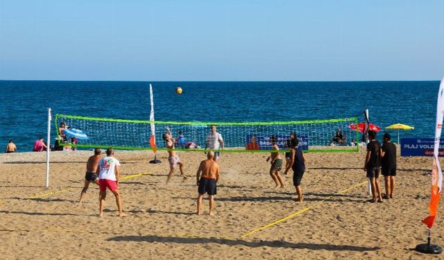 Sahilde ücretsiz voleybol keyfi