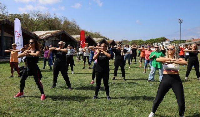 İzmitli kadınlar zumba ile eğlenerek spor yaptı