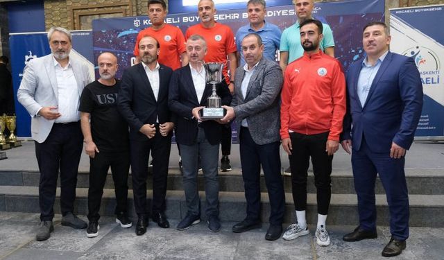 Kocaeli'de amatör futbolda şampiyonlar kupalarına kavuştu