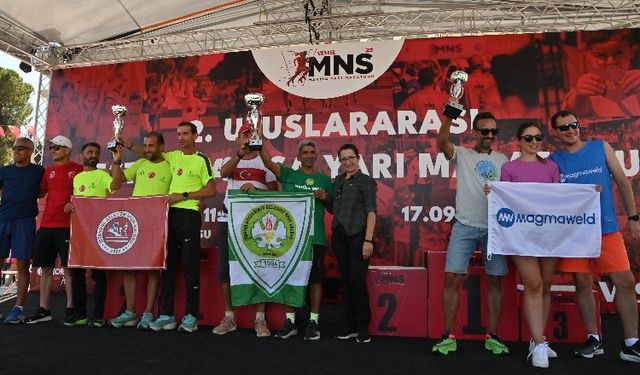 Manisalı atletler uluslararası maratonda kupa kaldırdı