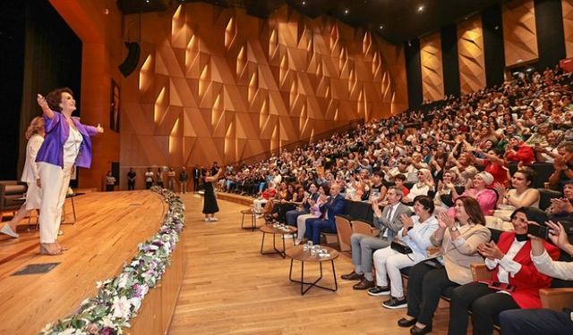 Usta Oyuncu Hülya Koçyiğit Denizlili kadınlarla buluştu