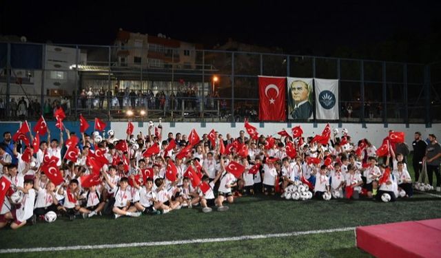 İzmir Karabağlar'da 100. yılın coşkusuyla oynadılar