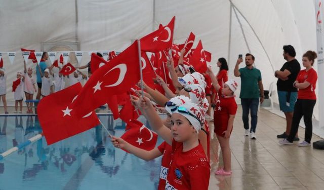 İzmit'te minik yüzücüler kulaçları 100. Yıl için attı