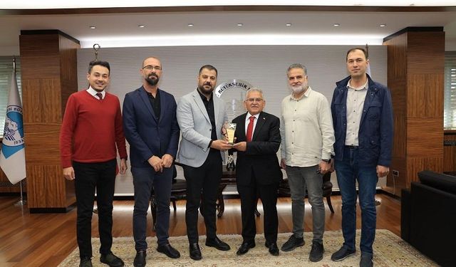 KAYMOS yönetiminden Büyükkılıç'a plaket