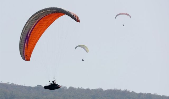 Üniversiteli gençlerden Bursa'da kostümlü uçuş festivali