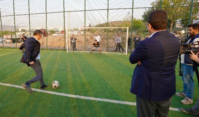 Hatay'da gençlerle sohbet edip, futbol oynadılar