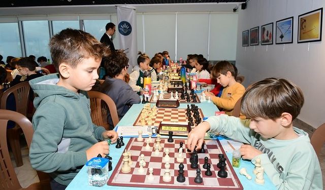 İzmir Karabağlar'dan Başöğretmen Atatürk Turnuvası