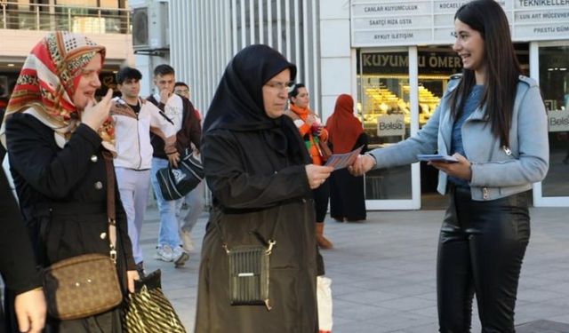 İzmit'te diyetisyenler vatandaşları bilgilendirdi