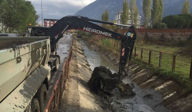 Manisa Şehzadeler'de sulama kanalı temizliği