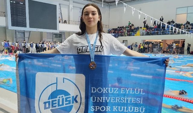 Dokuz Eylül'lü yüzücülerin 'havuz' rekoru