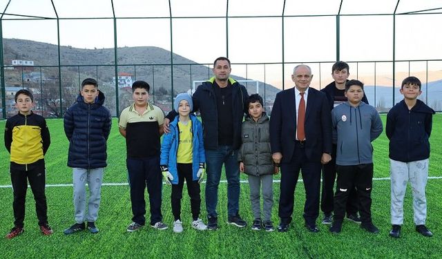 Kayseri Yahyalı'dan spor severler için halı saha