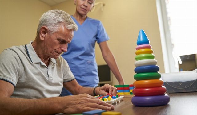 Konuşması bozulan Alzheimer hastaları sosyallikten uzaklaşıyor