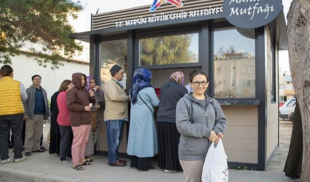 3 çeşit yemek 10 lira! Herkes Mahalle Mutfakları'na koştu