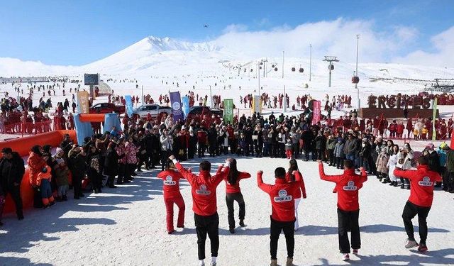 Erciyes Kış Festivali görsel şölen yaşattı