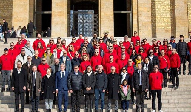 Hentbol ailesi, THF'nin 48. yılında Anıtkabir'i ziyaret etti