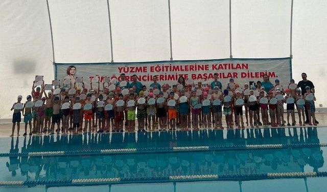 İzmit'te yüzme öğrenen minikler sertifikalarını aldı