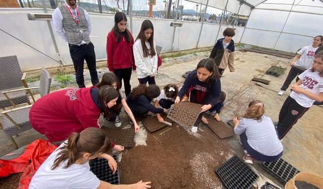 İzmir'de bu tarla çocukları toprakla buluşturuyor
