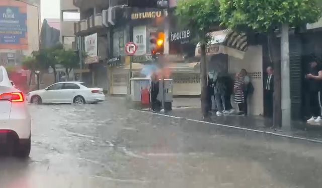 İskenderun'da cadde ve sokakları su kapladı...