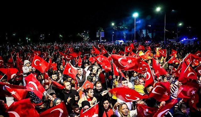 Aliağalılar Cumhuriyet Bayramı’nı Cumhuriyet Meydanı’nda Kutladı