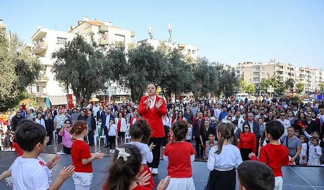 Buca Belediye Başkanı Görkem Duman, çocukların bayram sevincine ortak oldu